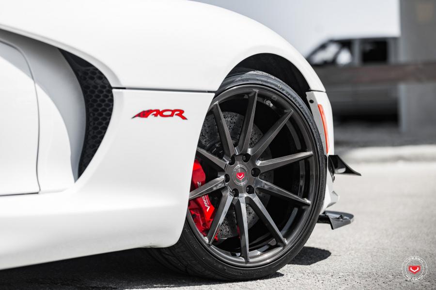 Детали экстерьера Dodge Viper ACR on Vossen Wheels (VPS-310) 2018 года  (фото 11 из 19)